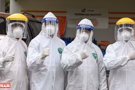 Le PM loue les contributions importantes des forces au front contre le COVID-19