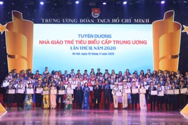 Honorer les 99 jeunes enseignants exemplaires