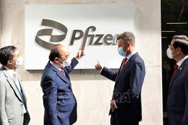 Le président vietnamien Nguyên Xuân Phuc visite la société Pfizer Biopharmaceutical
