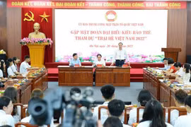 Des jeunes Vietnamiens d'outre-mer au village natal du Président Ho Chi Minh