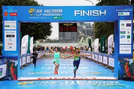 Près 3.000 coureurs en lice au Semi-marathon Tây Hô 2021 à Hanoi