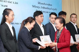 L’Association d’encouragement aux études du Vietnam remet 200 bourses aux étudiants lao
