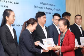 L’Association d’encouragement aux études du Vietnam remet 200 bourses aux étudiants lao