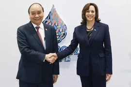 Le président Nguyên Xuân Phuc rencontre la vice-présidente américaine Kamala Harris à Bangkok