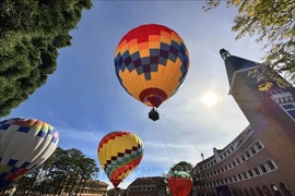Vols en montgolfière dans le ciel de la ville de Da Lat