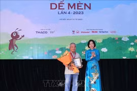 Dê mèn 2023: le Chevalier de Grillon stridule pour le Trân Duc Tiên