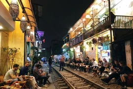 La «rue du train» de Hanoi impressionne les touristes étrangers