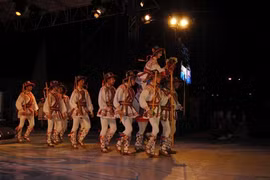 Présentation de danses folkloriques roumaines au Vietnam