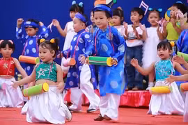 Les enfants avec la culture traditionnelle des ethnies vietnamiennes