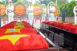 Inhumation des restes des volontaires et experts vietnamiens rapatriés du Laos