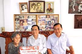 Des responsables vietnamiens rendent visite aux personnes méritantes