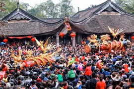 La fête de la procession des pétards du village de Dông Ky attire les foules 
