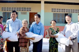Des cadeaux pour des familles des Viet kieu démunis au Cambodge
