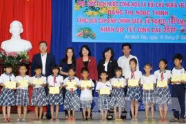 La ​vice-​présidente ​offre des cadeaux de Têt aux enfants en difficulté à Long An