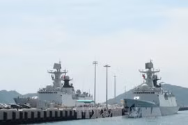 Deux navires de la Marine chinoise au port de Ho Chi Minh-Ville