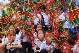 Fête de la mi-automne : 7.000 enfants démunis ont reçu des aides du NFVC
