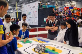 Une équipe vietnamienne s’illustre dans le Top 10 de l’Olympiade mondiale des robots WRO 2017