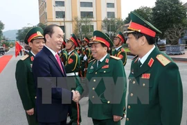 Le président Tran Dai Quang travaille avec les forces armées de la première zone militaire
