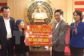 Le vice-PM Pham Binh Minh rend visite à des familles méritantes et démunies à Nam Dinh