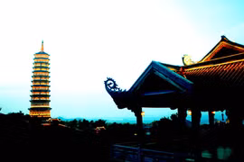 La pagode Bai Dinh, fantastique de nuit