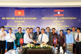 Le Vietnam offre des équipements à l’Académie nationale de politique et d’administration du Laos