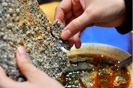 La presse étrangère loue la galette « banh da » du Vietnam