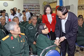 Le président Tran Dai Quang rend visite à des invalides de guerre à Ninh Binh