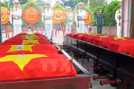 Thua Thien-Hue : inhumation des restes de soldats tombés au Laos