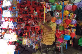 Les lanternes traditionnelles vietnamiennes attirent le chaland