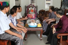 Des cadeaux de Tet aux familles cambodgiennes d’origine vietnamienne 