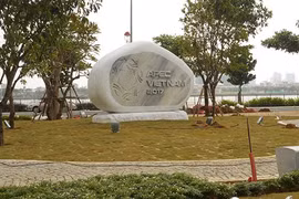Installation de statues des économies membres de l’APEC à Dà Nang
