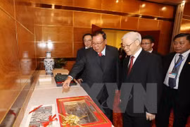 Nguyen Phu Trong et Bounnhang Vorachith à une exposition sur les relations Vietnam-Laos