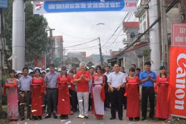 Canon Vietnam illumine des routes rurales dans la province de Bac Giang