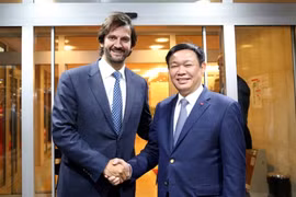 Le vice-Premier ministre Vuong Dinh Hue en Slovaquie