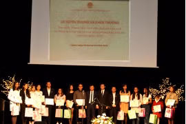 Cérémonie en l'honneur des Vietnamiens brillants en R. tchèque