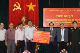 Aides laotiennes aux sinistrés du typhon Damrey dans la province de Phu Yen