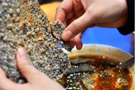 La presse étrangère loue la galette « banh da » du Vietnam