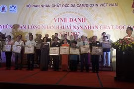 Dioxine : honorer les personnes exemplaires dans l’aide aux victimes