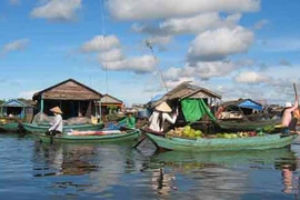 Aides vietnamiennes pour des habitants du Tonlé Sap