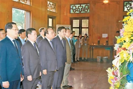 Le PM rend hommage au Président Hô Chi Minh à Nghê An