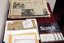 La famille d’un ancien combattant américain remet des objets à la prison de Hoa Lo