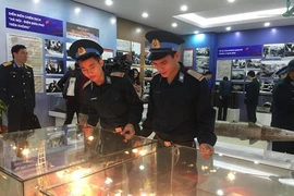 Exposition marquant l'anniversaire de la victoire du Dien Bien Phu aérien