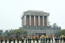 Les hauts dirigeants rendent hommage au Président Hô Chi Minh