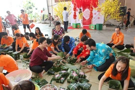 HCM-Ville: Des «banh chung» pour les personnes démunies 