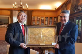 Le Chili remet l'Ordre du mérite Grand Croix à l'ambassadeur vietnamien