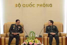 Le ministre de la Défense reçoit des anciens combattants cambodgiens et laotiens