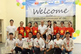 Des étudiants vietnamiens diplômés d’un cours de formation en agriculture en Israël
