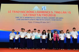 Remise de plus de 3,4 milliards de dôngs de bourses Lawrence S. Ting