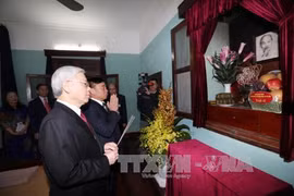 Tet traditionnel : le leader du Parti rend hommage au Président Ho Chi Minh