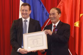 Deux Vietnamiens décorés de l’Ordre français des Palmes académiques 